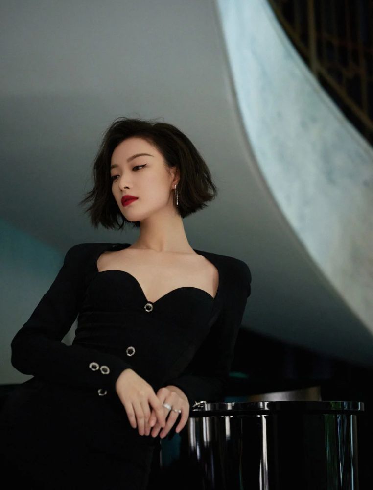 “脸大”偏偏还剪了短发？不久靠这几招，修饰脸型连倪妮都用上了