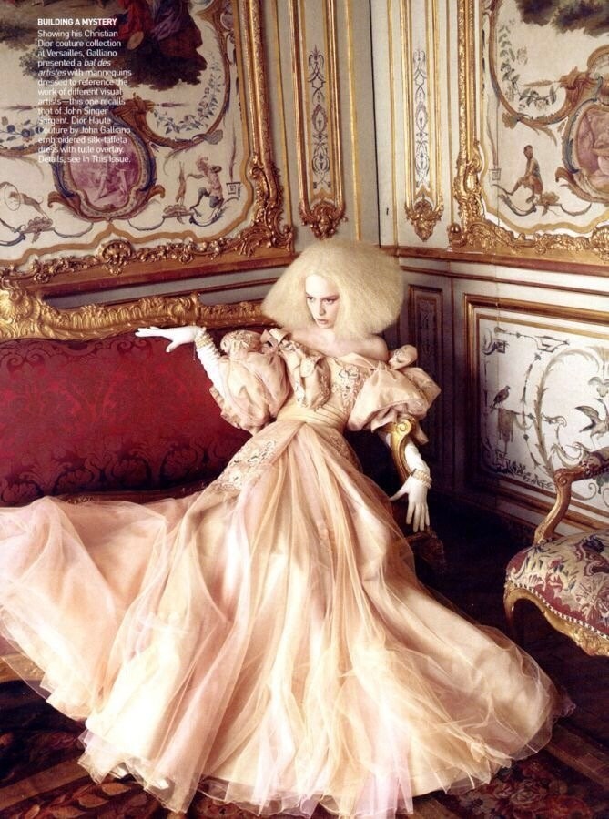 时尚OR古典？经典之间的碰撞超吸引人，华丽裙装彰显女王攻气