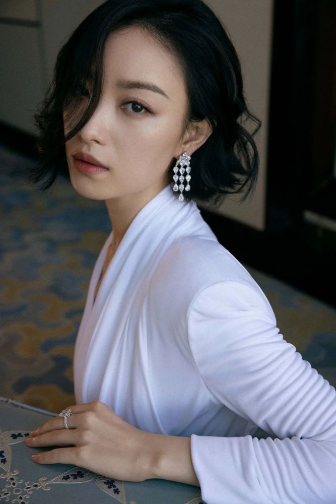 “脸大”偏偏还剪了短发？不久靠这几招，修饰脸型连倪妮都用上了