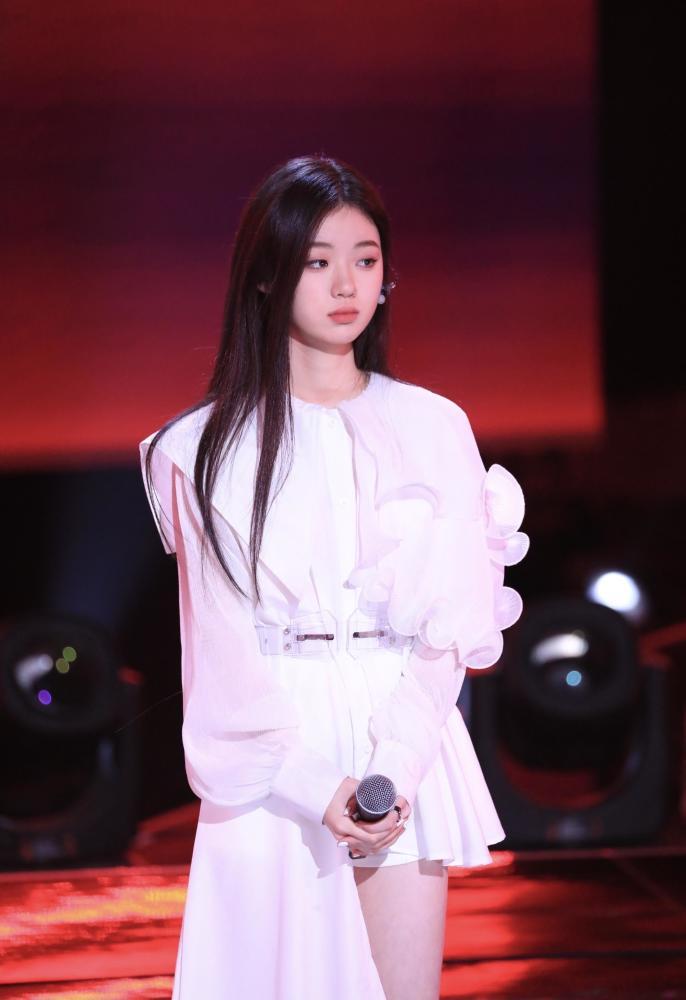 18岁单依纯唱哭观众,这颜值太惊艳了