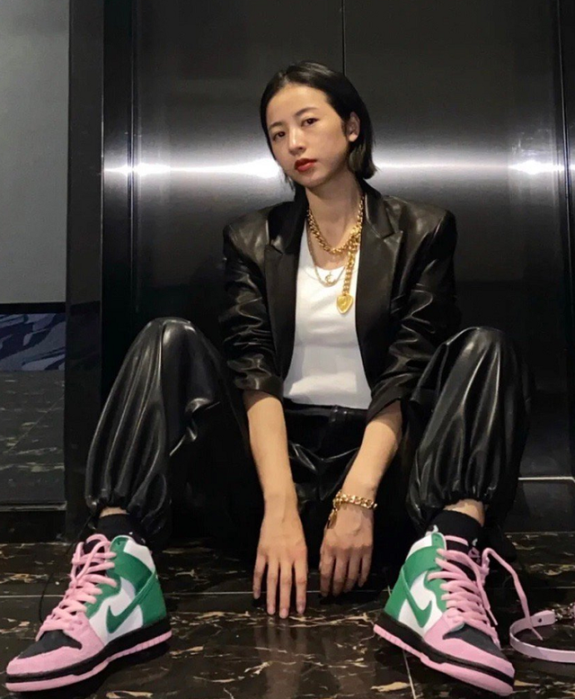 周雨彤衬衫叠穿高领衫,完美演绎秋冬时尚搭配