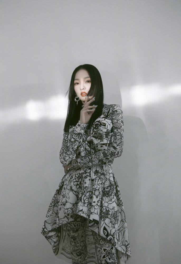 张韶涵穿花连衣裙花长筒袜从头花到脚,这得多瘦才能驾驭