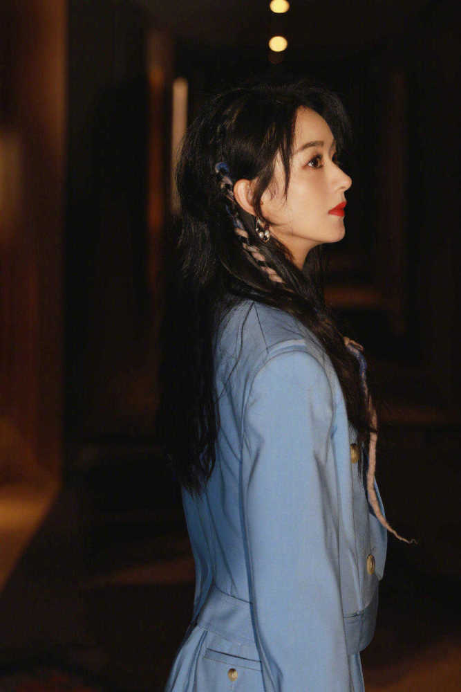 赵丽颖穿蓝色西服套装干练大气,高级大气