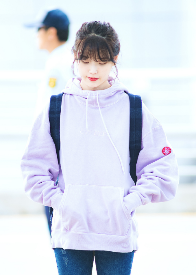 出道12年的IU如今27岁美貌也没下线,成熟、清纯风格全都能驾驭