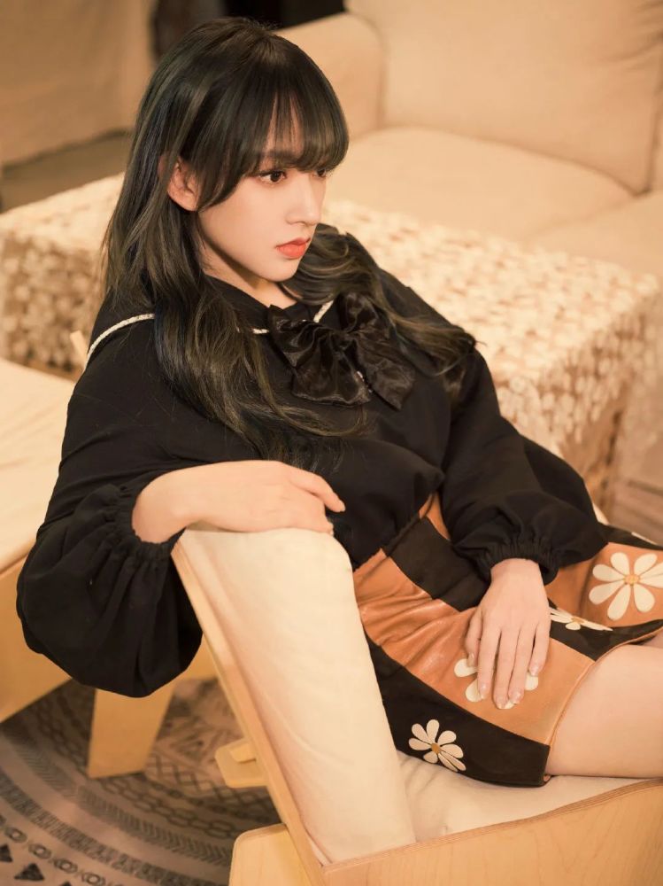 程潇穿火了一种搭配叫“娃娃风”，穿搭甜美配饰减龄太可爱