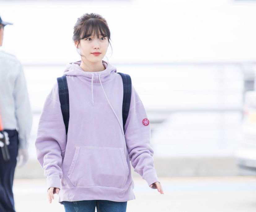 出道12年的IU如今27岁美貌也没下线,成熟、清纯风格全都能驾驭