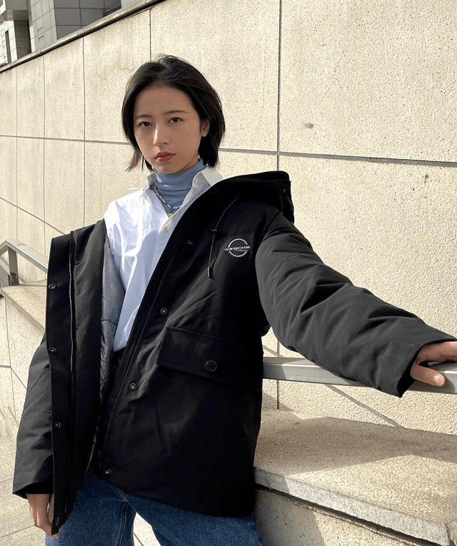 周雨彤衬衫叠穿高领衫,完美演绎秋冬时尚搭配