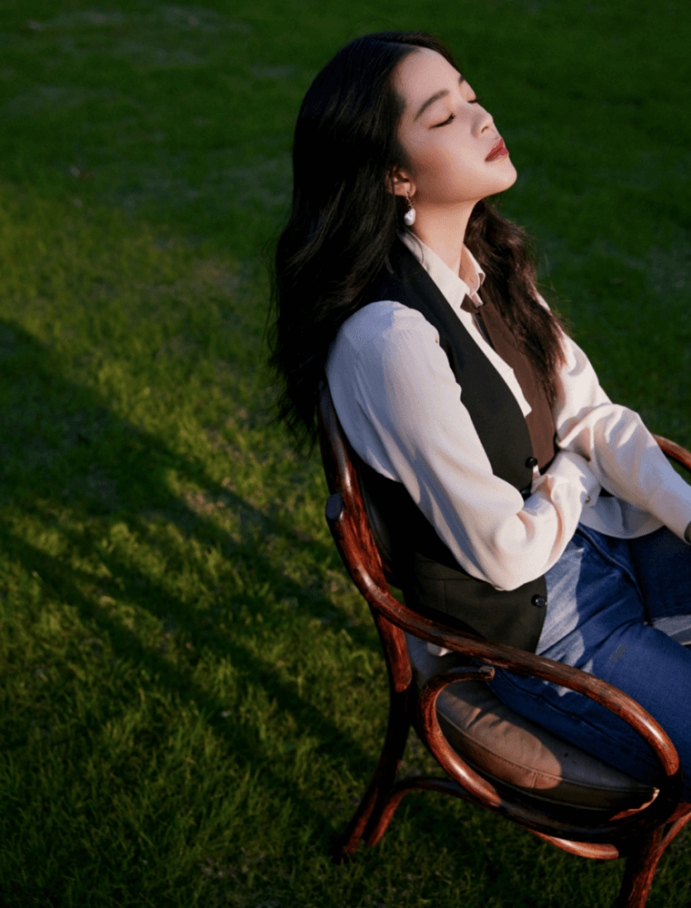 欧阳娜娜穿简约衬衫搭配，简直就是可爱风的代言人！