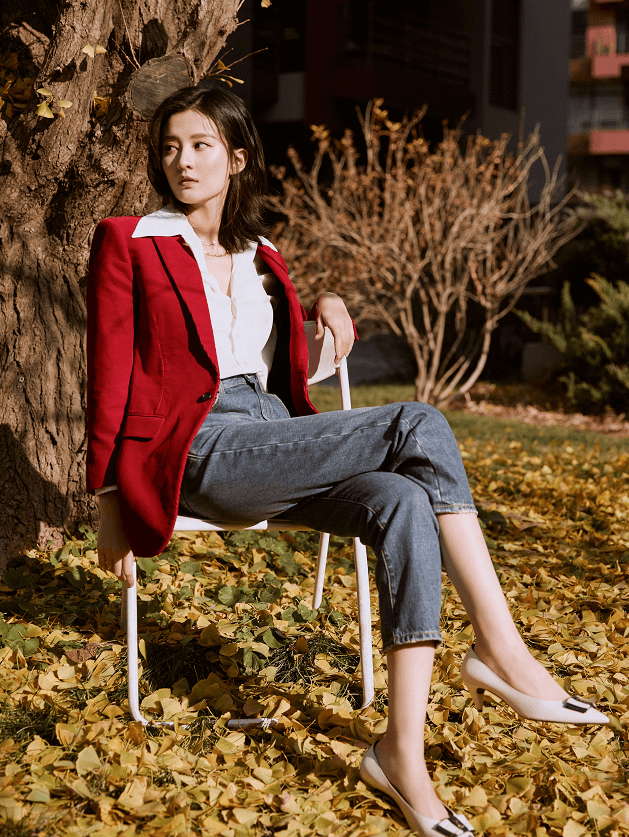 乔欣红色西装搭牛仔裤，时尚高级太有范儿