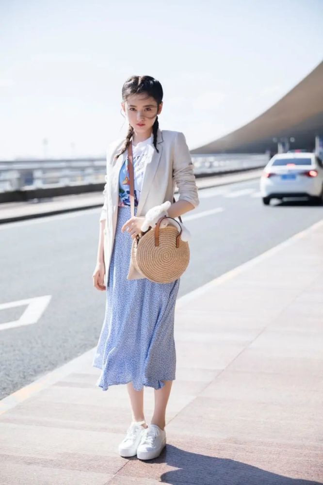 宋祖儿休闲小西服搭碎花半身裙，满屏都是少女感