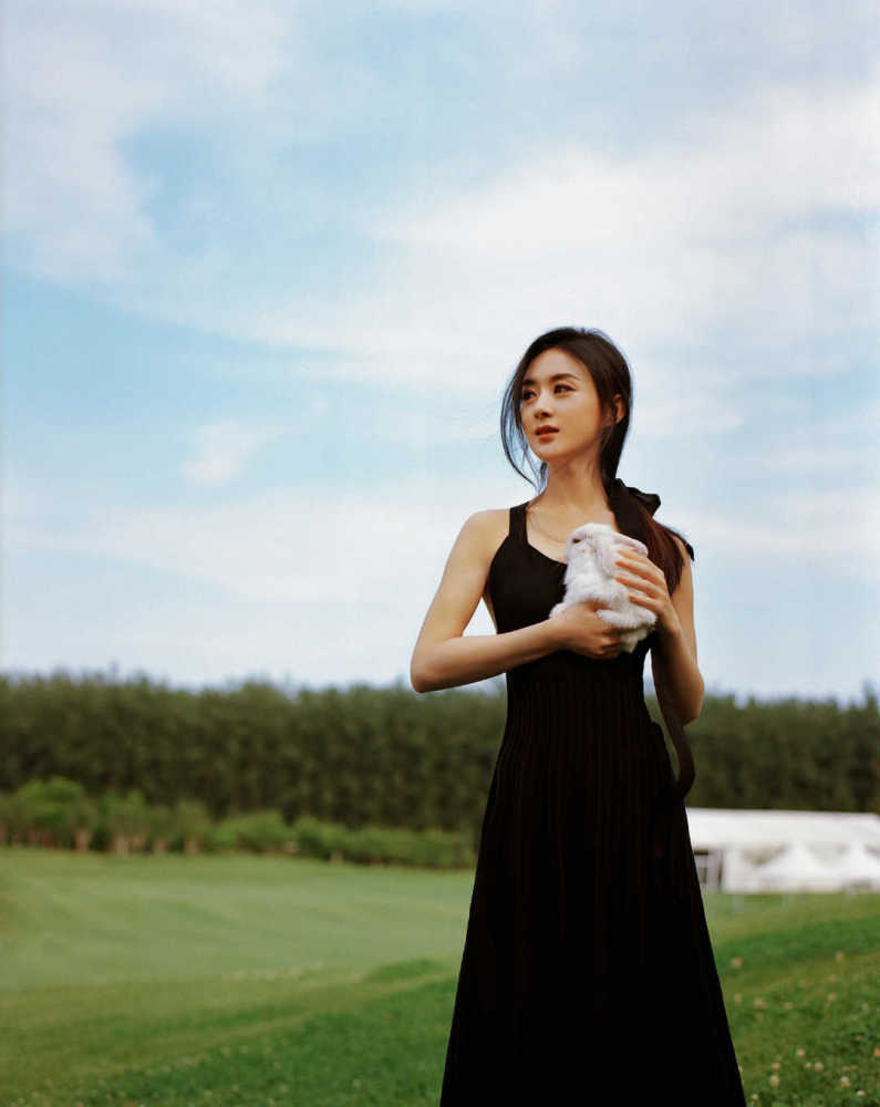 赵丽颖穿蓝色西服套装干练大气,高级大气