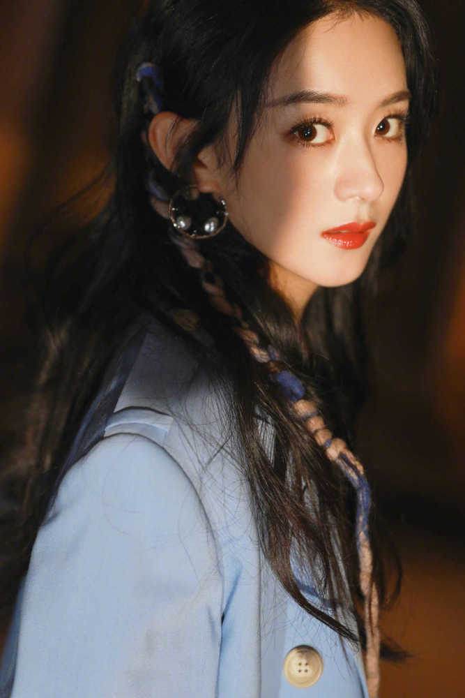 赵丽颖穿蓝色西服套装干练大气,高级大气