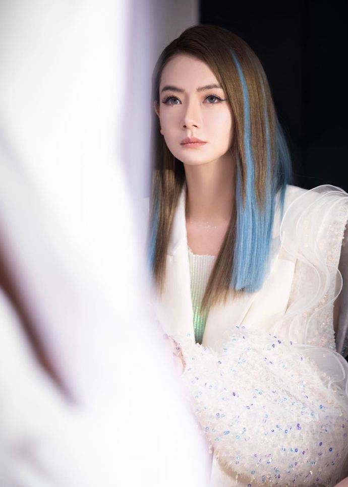 戚薇一袭白色西装裙冷艳霸气，冰水蓝挑染发色好魅惑