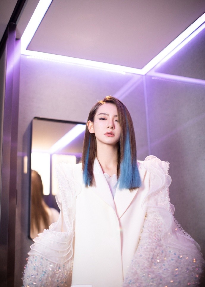 戚薇一袭白色西装裙冷艳霸气，冰水蓝挑染发色好魅惑