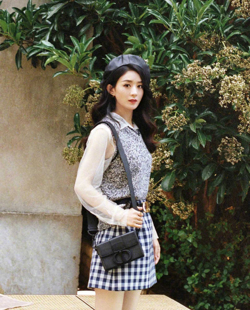 赵丽颖穿蓝色西服套装干练大气,高级大气