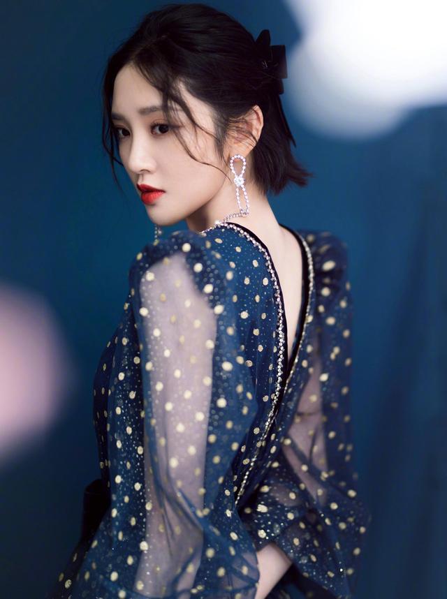 唐艺昕深V连衣裙大秀事业线，太美了