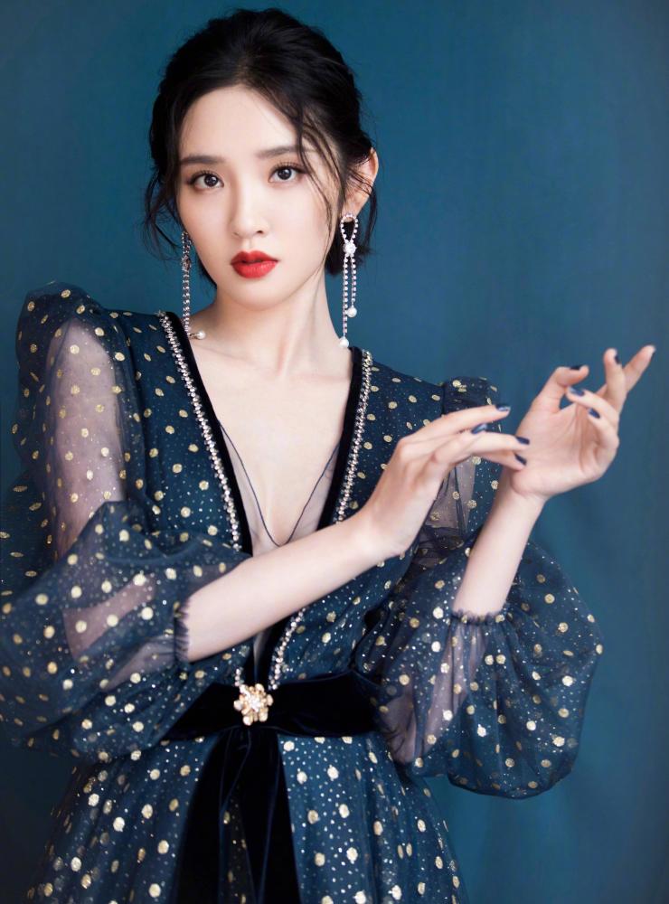 唐艺昕深V连衣裙大秀事业线，太美了