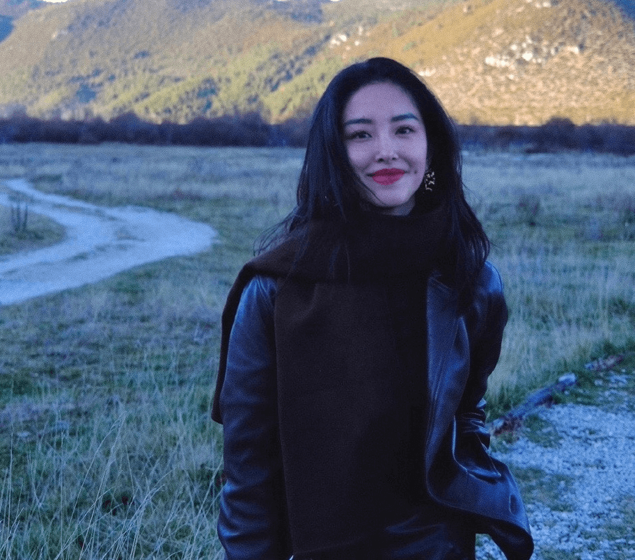 “氛围系美人”杨采钰法式风情穿搭,优雅又高级