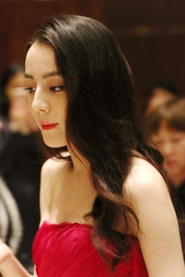 迪丽热巴生图比精修还美，就算是没有滤镜还是看着很美