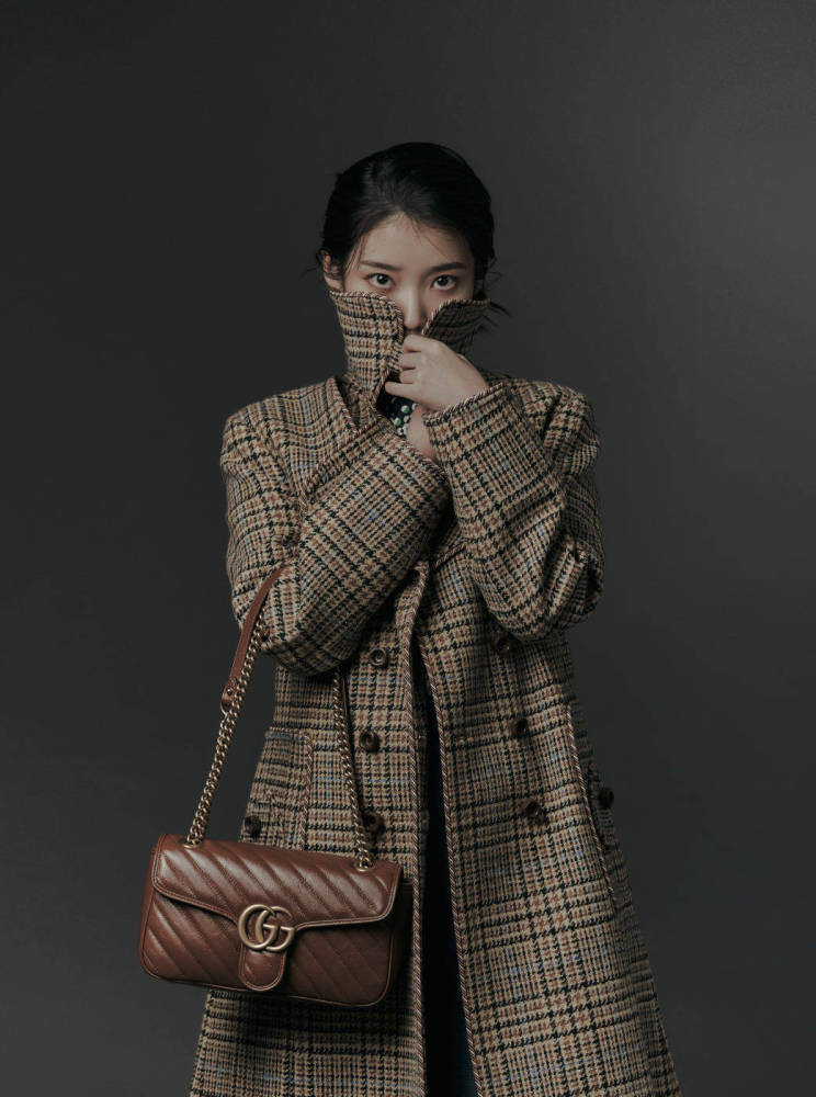 IU李知恩《GQ》杂志大片公开，娇俏美人变身高冷美女惊艳全场