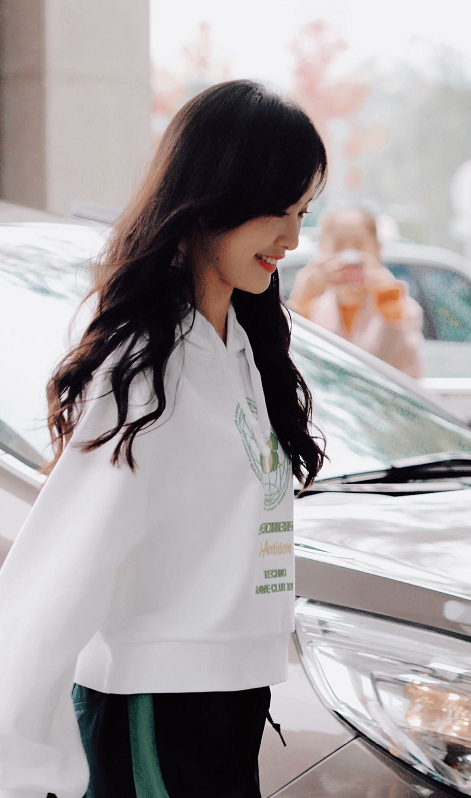 唐嫣穿白色卫衣配绿裤子，生娃后状态大好越来越迷人