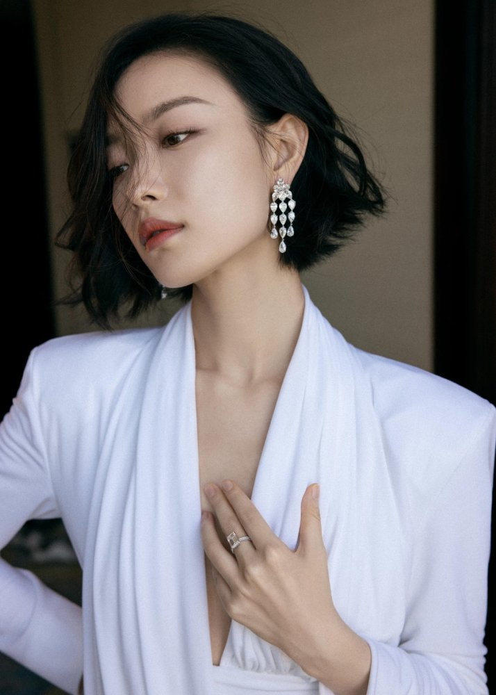 “脸大”偏偏还剪了短发？不久靠这几招，修饰脸型连倪妮都用上了