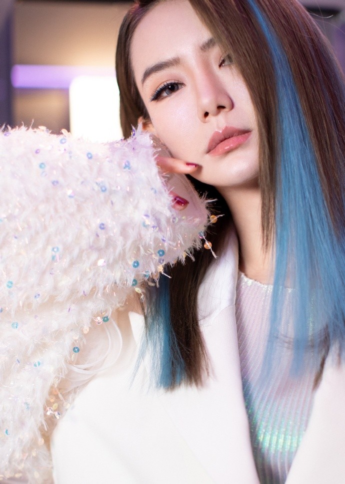 戚薇一袭白色西装裙冷艳霸气，冰水蓝挑染发色好魅惑