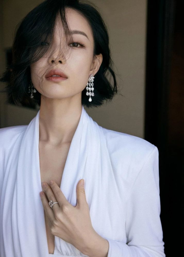 “脸大”偏偏还剪了短发？不久靠这几招，修饰脸型连倪妮都用上了