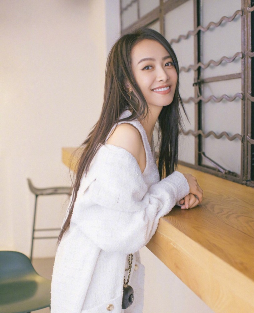 宋茜无修图也美得惊艳,黑色穿出了优雅