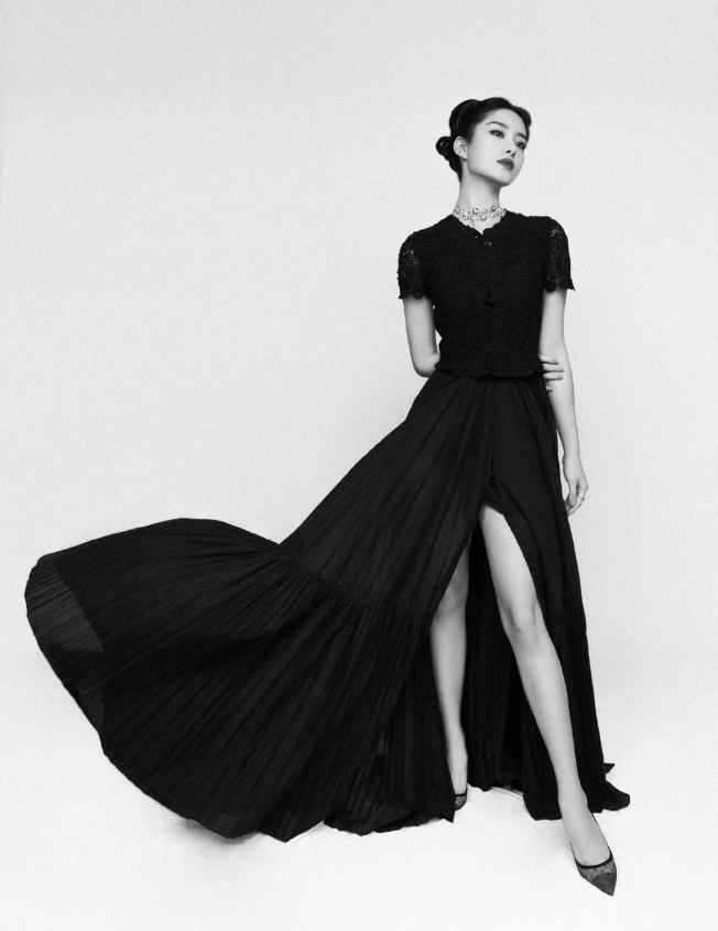 “氛围系美人”杨采钰法式风情穿搭,优雅又高级