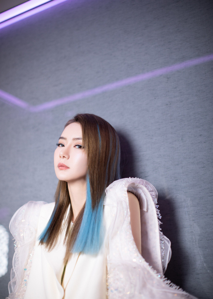 戚薇一袭白色西装裙冷艳霸气，冰水蓝挑染发色好魅惑