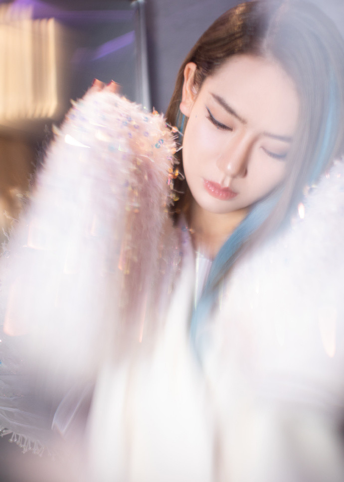 戚薇一袭白色西装裙冷艳霸气，冰水蓝挑染发色好魅惑