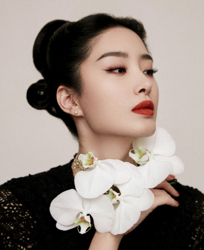 “氛围系美人”杨采钰法式风情穿搭,优雅又高级