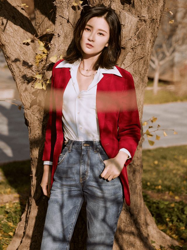 乔欣红色西装搭牛仔裤，时尚高级太有范儿