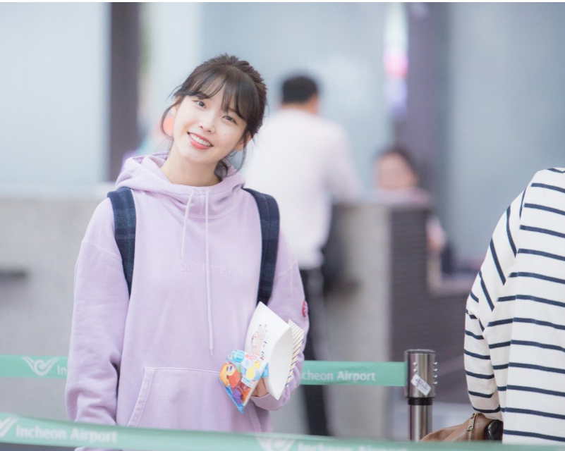 出道12年的IU如今27岁美貌也没下线,成熟、清纯风格全都能驾驭