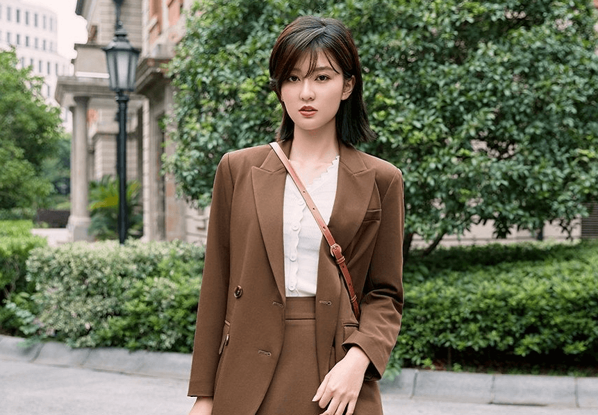 乔欣红色西装搭牛仔裤，时尚高级太有范儿