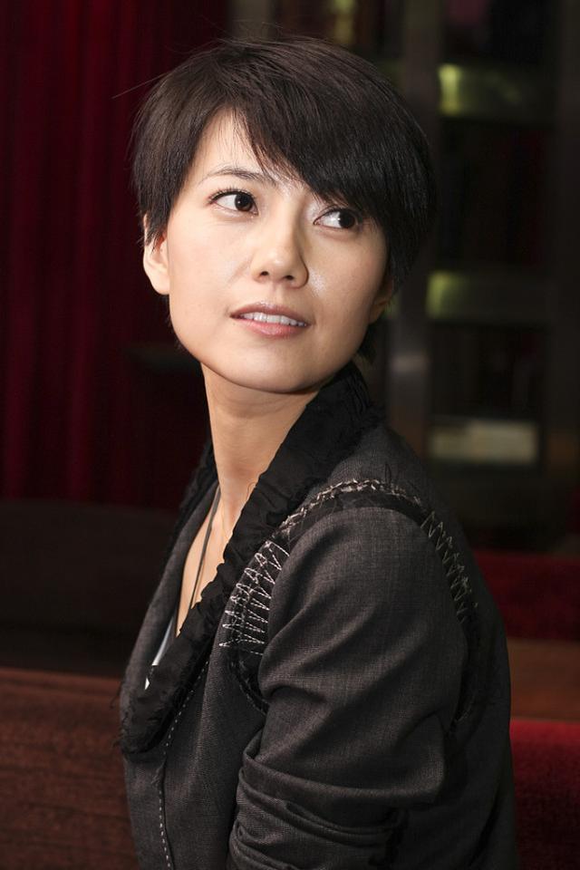 短发的高圆圆仍然有魅力，虽然少了女人味却依旧吸引人