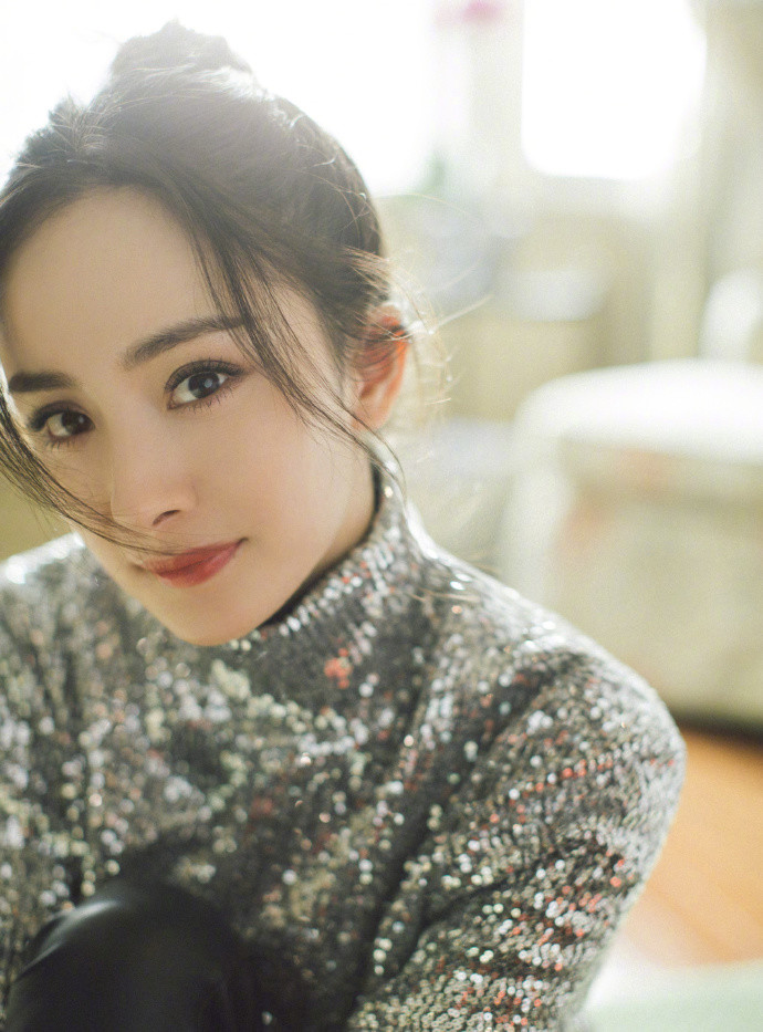 杨幂“钻石口罩”搭配高领针织衣，洋气少女好吸睛
