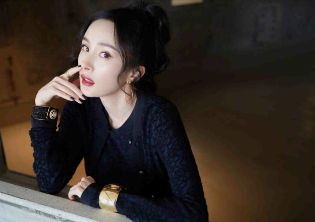 杨幂高扎卷发配过膝靴美艳照人,蜂腰长腿吸睛养眼