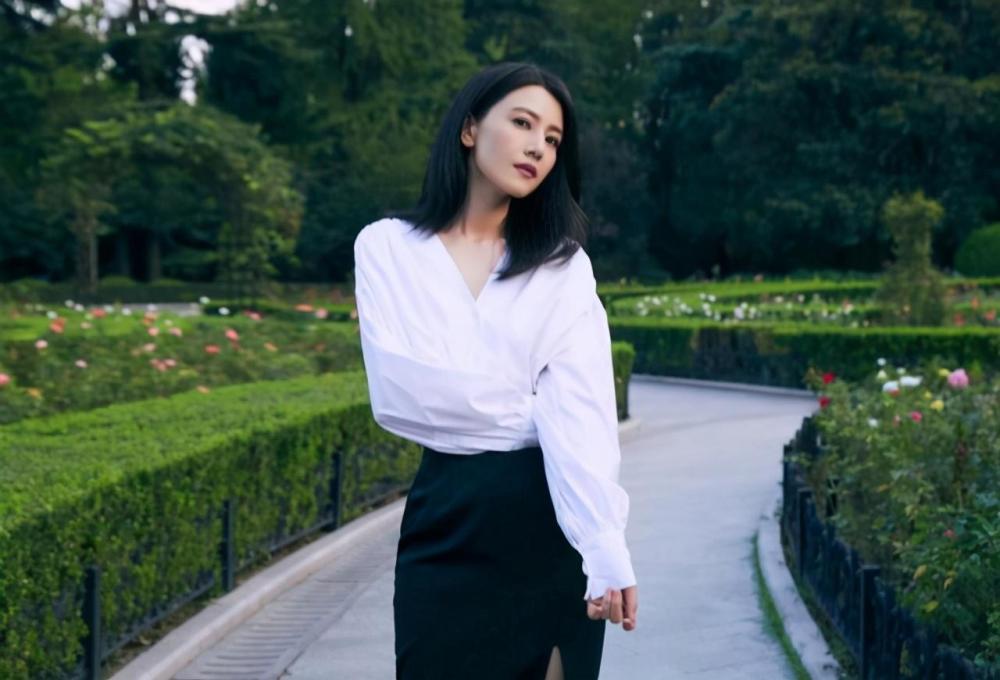 短发的高圆圆仍然有魅力，虽然少了女人味却依旧吸引人