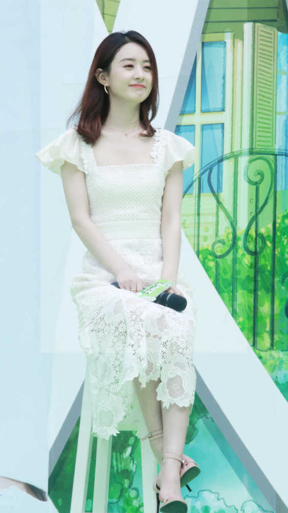 赵丽颖穿蓝色西服套装干练大气,高级大气