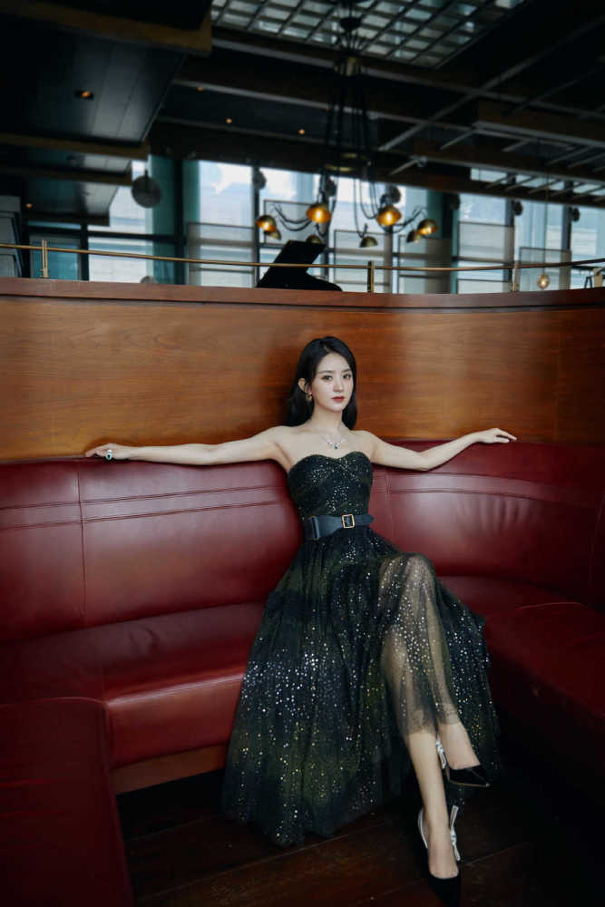 赵丽颖穿蓝色西服套装干练大气,高级大气