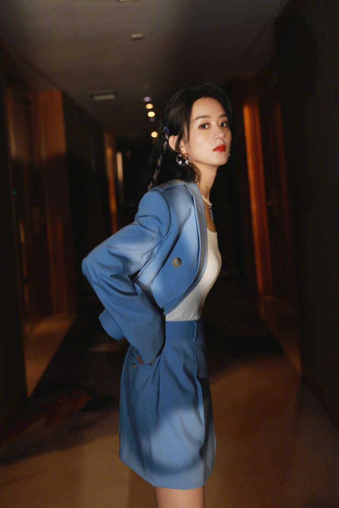 赵丽颖穿蓝色西服套装干练大气,高级大气