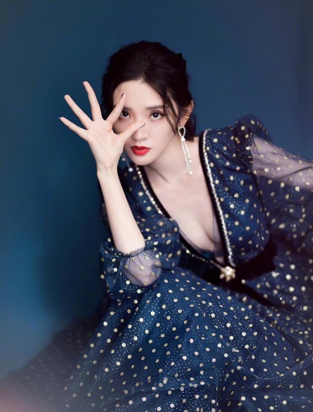 唐艺昕深V连衣裙大秀事业线，太美了