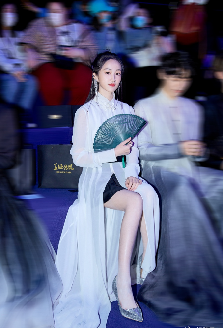 你还只知道小银花?杨肸子穿“马戏服”亮相,搞怪形象惹人爱