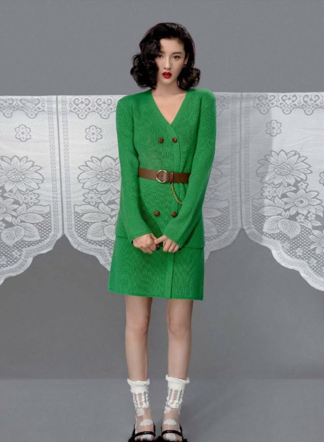 宋祖儿穿绿色毛衣裙配大卷短发，复古魅力又有女人味