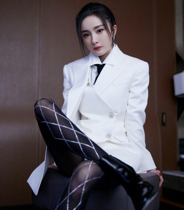 杨幂高扎卷发配过膝靴美艳照人,蜂腰长腿吸睛养眼