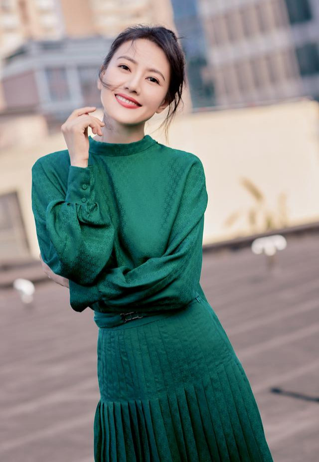 短发的高圆圆仍然有魅力，虽然少了女人味却依旧吸引人