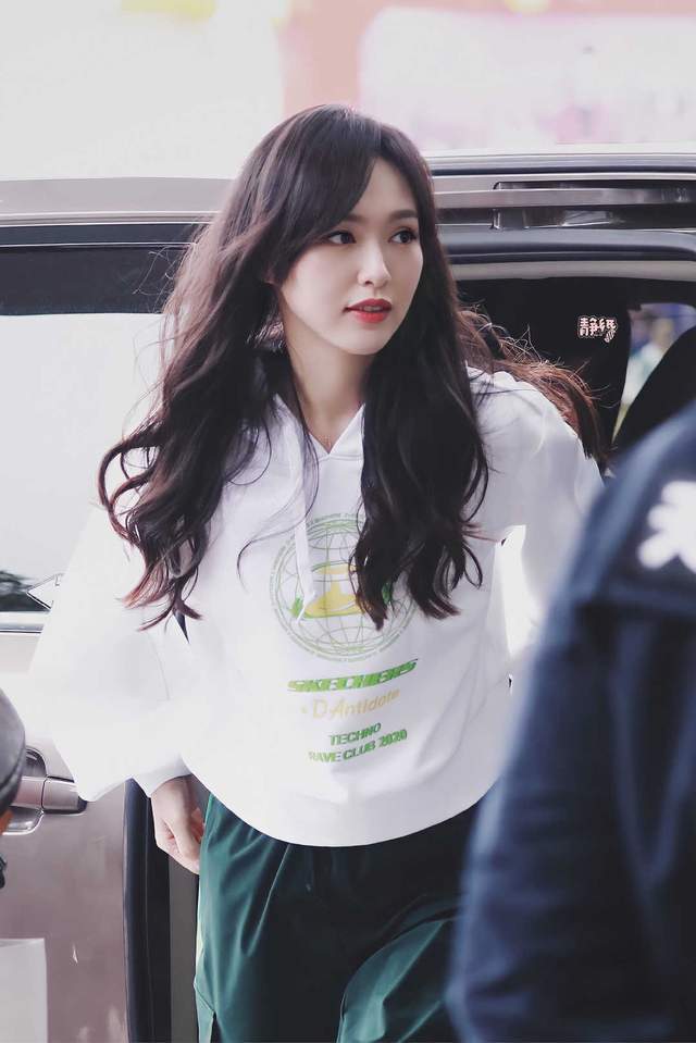 唐嫣穿白色卫衣配绿裤子，生娃后状态大好越来越迷人