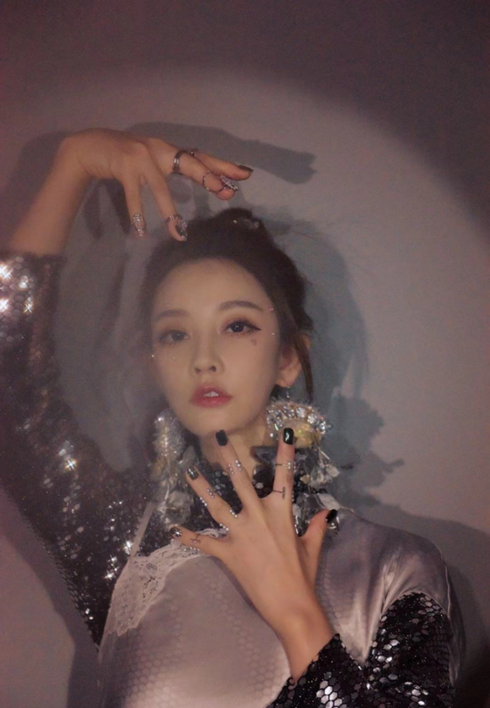 冯提莫穿银色短裙闪耀夺目，真是太高级